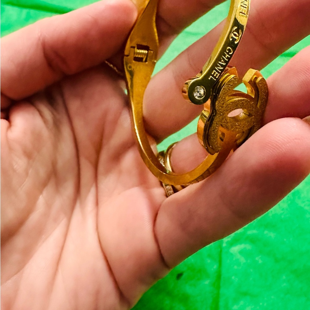 Non-tarnish gold-plated bracelet in pristine condition